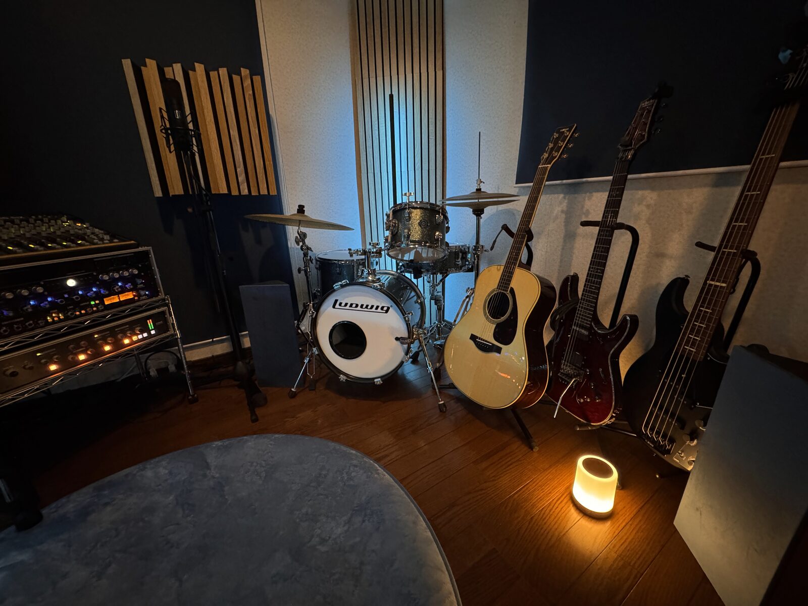 Home studio by T. Nakaguchi | Japan, instruments corner using acoustic materials made by UA Acoustics.